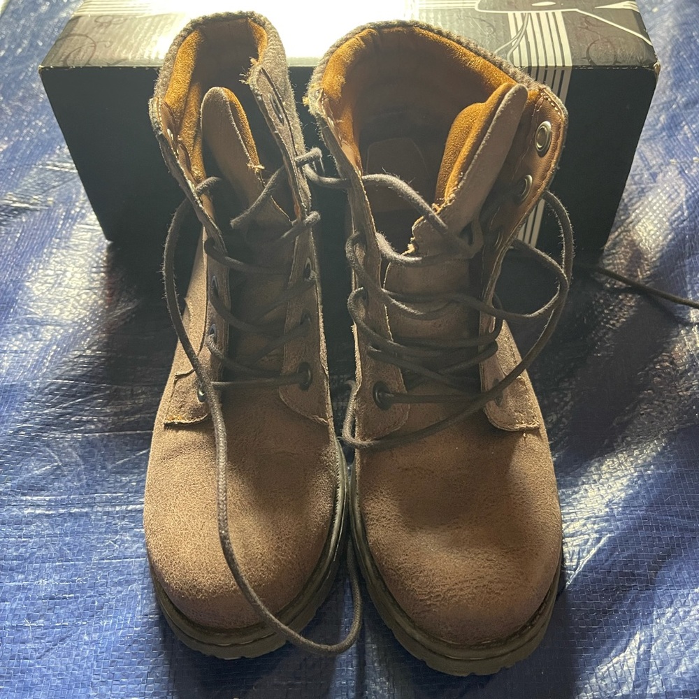 Women ankle boots  size 7 BOC